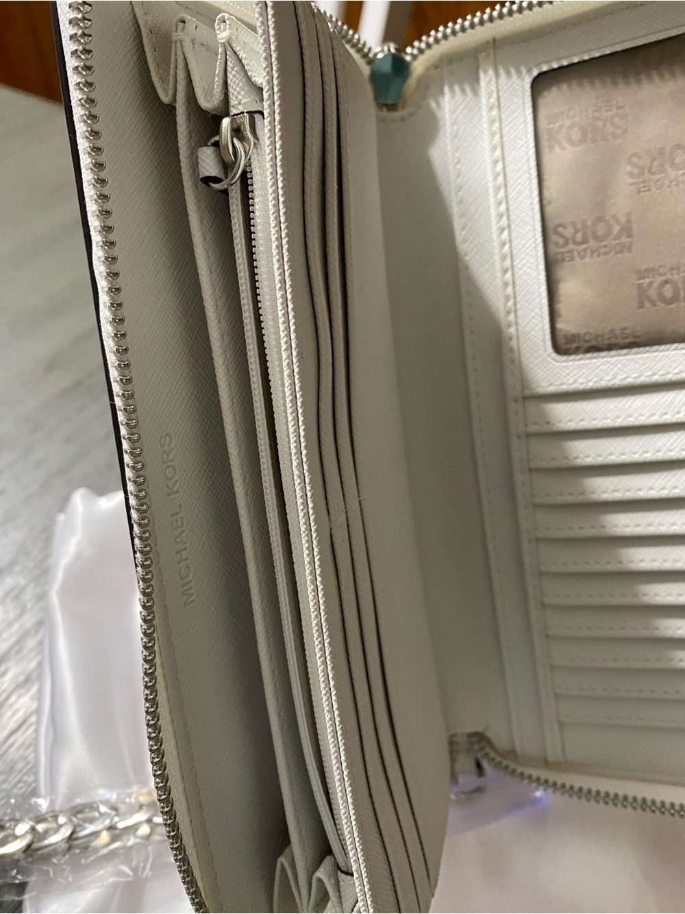 Michael Kors White Zip Around Wallet - Picture 8 of 16